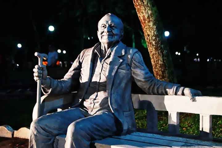 A instituição foi inaugurada em 1990 e seu nome é uma homenagem ao célebre poeta Mário Quintana. O local abrigou anteriormente o Hotel Majestic, onde o escritor residiu. 
