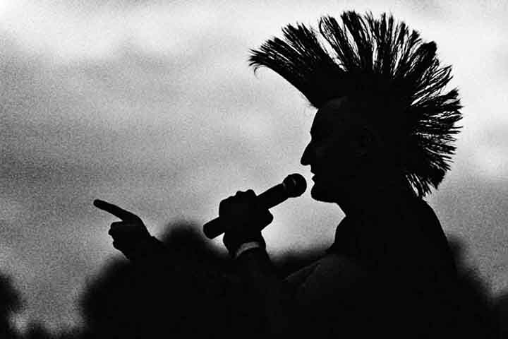 Além disso, o heavy metal influenciou diversos outros gêneros musicais que surgiram nos anos 1990, como o punk rock, o grunge e o rap.