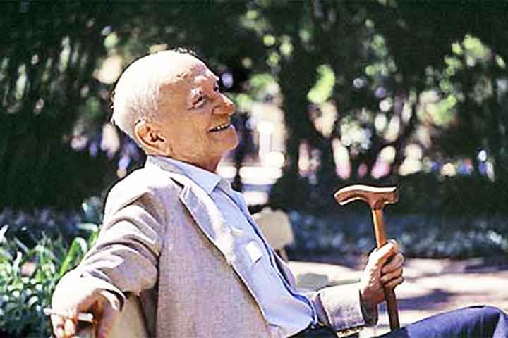 Quintana viveu grande parte de sua vida em Porto Alegre, onde, ainda jovem, estudou no Colégio Militar. 
