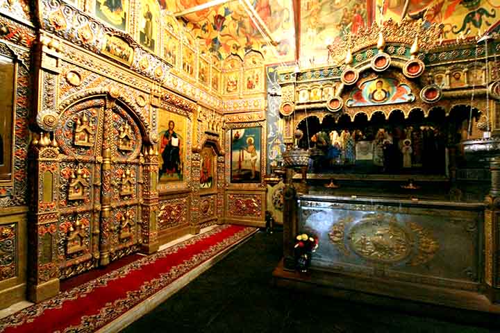 Por dentro, os espaços são mais contidos e silenciosos. Hoje, a catedral funciona como museu e não abriga missas regulares, mas sua presença no centro histórico de Moscou é um lembrete constante da fusão entre poder e fé na formação da Rússia moderna.