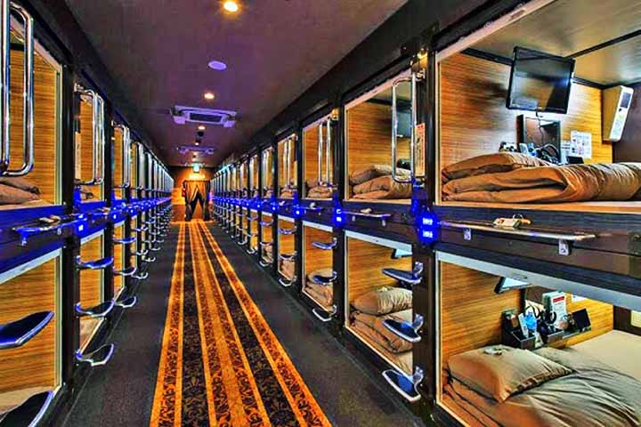 Criadas em 1979 com o Capsule Inn Osaka, no bairro de Umeda, essas acomodações foram projetadas pelo arquiteto Kisho Kurokawa para oferecer estadias baratas, principalmente para trabalhadores.
