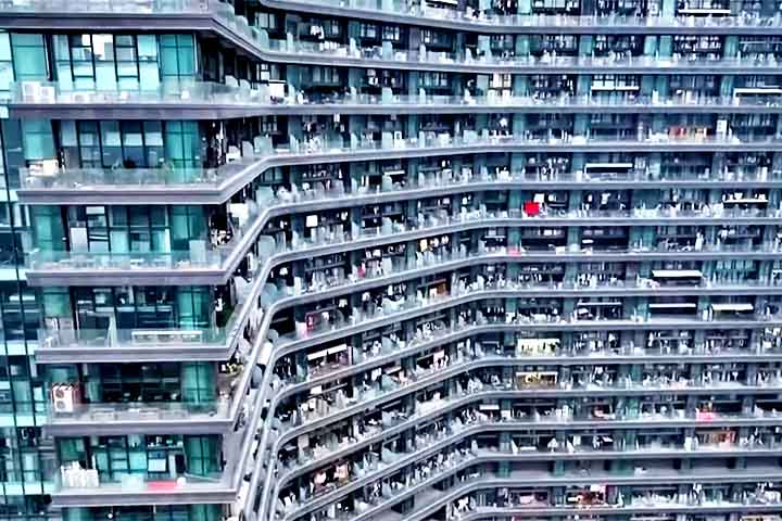 A estrutura funciona como um forte apelo funcional: linhas retas, formas geométricas e ausência de decorações.