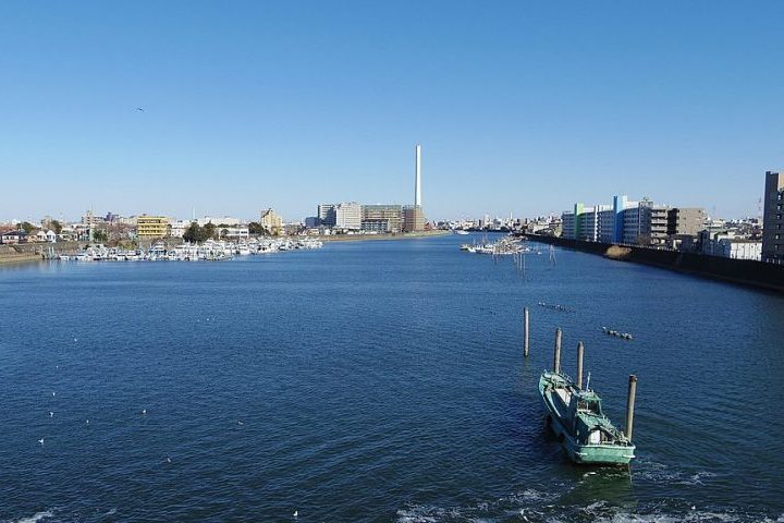 Depois, essa água é bombeada para o rio Edogawa, que fica em um nível mais baixo e faz o transporte até o mar.