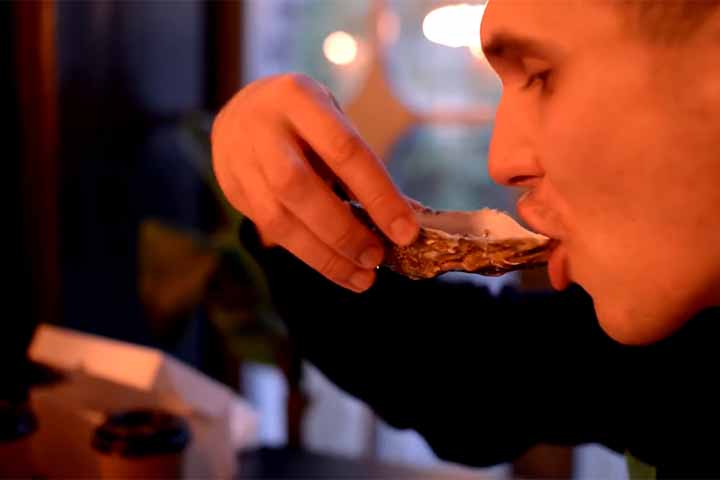 Isso transforma alimentos crus como ostras em vetores silenciosos de resistência antimicrobiana, um fenômeno amplamente reconhecido pela OMS como um dos maiores desafios sanitários do século 21”, comentou.