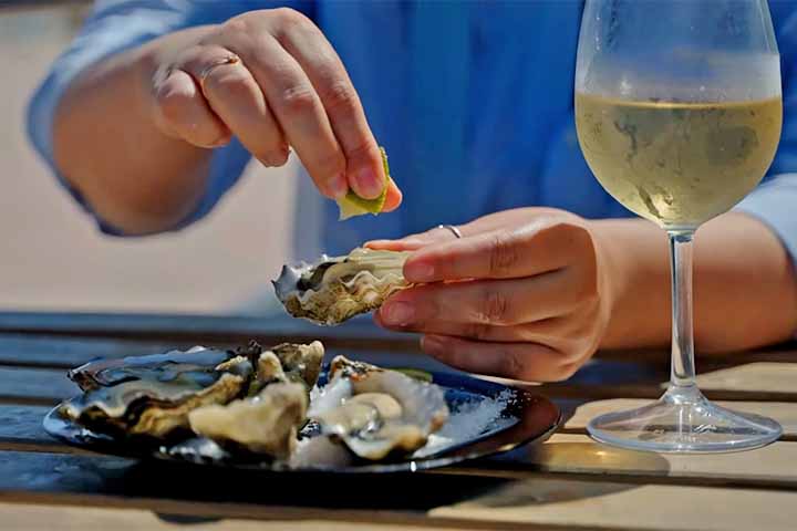 Os pesquisadores recomendam evitar o consumo de ostras cruas, dar preferência a fornecedores confiáveis e adotar cuidados de higiene na hora do preparo.