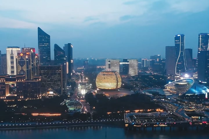 Atualmente, Hangzhou mistura ares de cidade histórica com arranha-céus futuristas, shopping centers e grandes centros de convenções