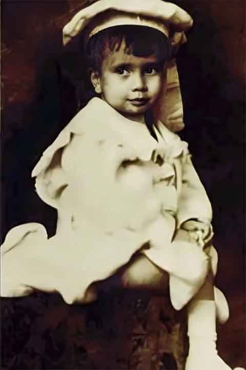 Mário de Miranda Quintana nasceu em Alegrete, no Rio Grande do Sul, em 30 de julho de 1906, e faleceu em Porto Alegre, no dia 5 de maio de 1994, aos 87 anos, vítima de insuficiência cardíaca e respiratória. 
