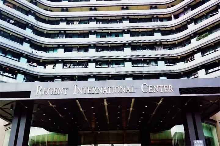 Inicialmente, o prédio, inaugurado em 2013, foi pensado para ser um hotel de luxo de seis estrelas. 