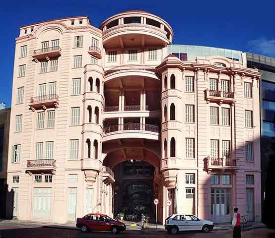 A Sala Romeu Grimaldi foi incorporada à biblioteca, ampliando a área destinada a exposições, encontros íntimos e atividades de estudo. Já o Teatro Bruno Kiefer, no sexto andar, está recebendo a maior obra de revitalização desde sua inauguração.
