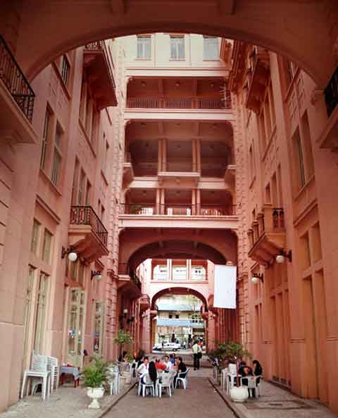 A campanha de aniversário, intitulada “Viva a casa de todas as culturas”, destaca tanto a revitalização de espaços quanto a oficialização de mudanças na direção e o lançamento de uma programação cultural gratuita para a comunidade.
