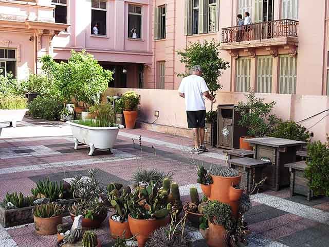 As várias iniciativas se somam a obras de restauro em diferentes áreas do prédio, após os danos provocados pela enchente que atingiu o espaço, com águas alcançando até 1,5 metro de altura e obrigando a suspensão das atividades por mais de três meses.
