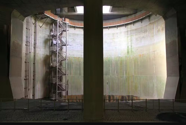 O túnel tem 10 metros de largura e fica a aproximadamente 50 metros abaixo do solo.