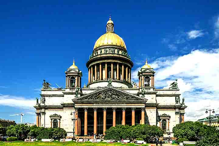 Outra joia arquitetônica é a Catedral de São Isaac, em São Petersburgo. Finalizada em 1858 após 40 anos de obras, impressiona pelo tamanho e pela imponência. Sua cúpula principal, revestida de ouro, domina a paisagem urbana da cidade.