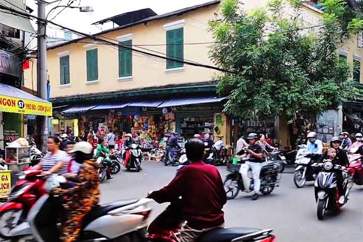 A cidade é caótica no trânsito, dominado por milhares de motocicletas, mas ao mesmo tempo vibrante e acolhedora.