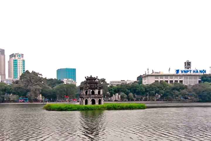 Outra atração é o Lago Hoan Kiem, um dos símbolos da cidade, onde fica o Templo Ngoc Son.