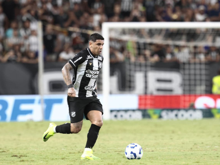 Galeano, atacante do Ceará, contra o Bahia