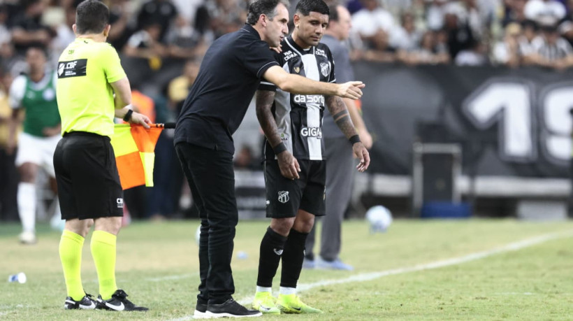 Léo Condé, técnico do Ceará, e Galeano, atacante, contra o Bahia