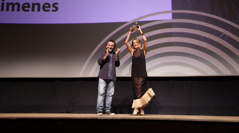 Hálder Gomes entrega trófeu Eusélio de Oliveira para atriz Marriana Ximenes