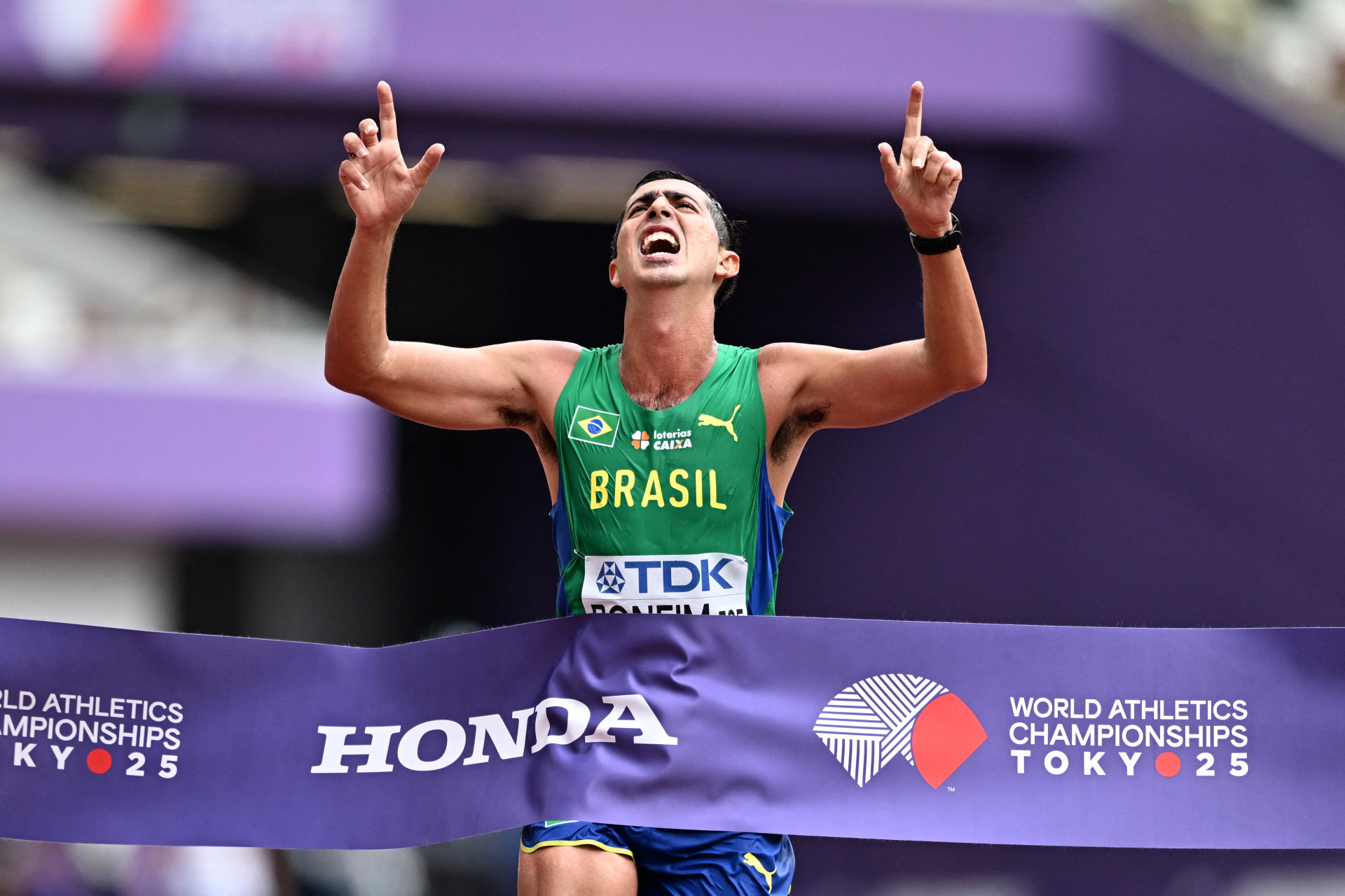 Caio Bonfim virou campeão mundial (Foto: JEWEL SAMAD / AFP)