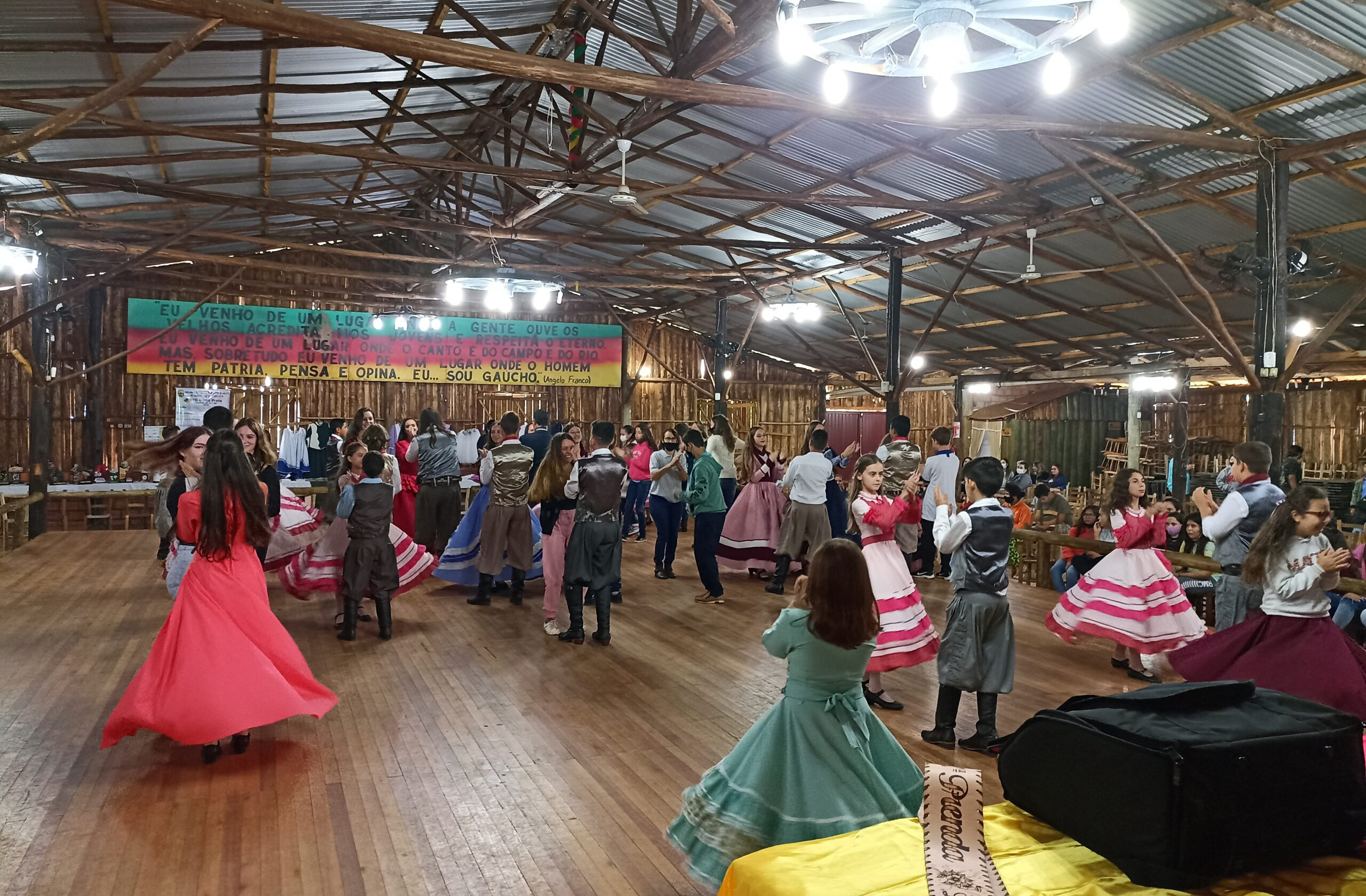 Os CTGs (Centros de Tradições Gaúchas) são espaços dedicados à preservação da cultura gaúcha. Neles, a tradição é mantida viva por meio de danças, culinária, música e história.