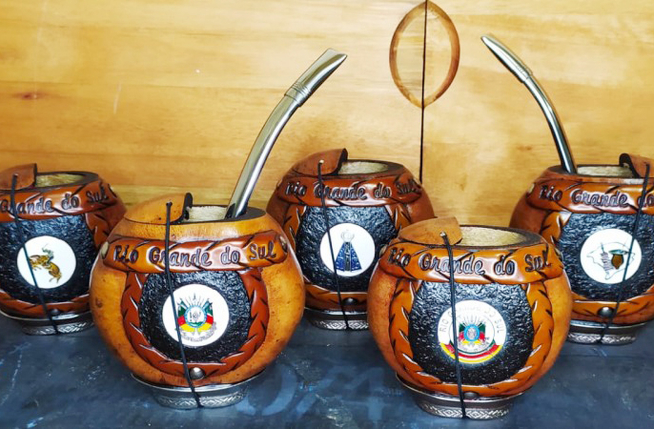 O artesanato gaúcho também tem seu devido lugar de destaque. Facas, cuias, ponchos e peças de couro são produzidos com técnicas tradicionais e valorizados como expressão da identidade cultural do Sul.