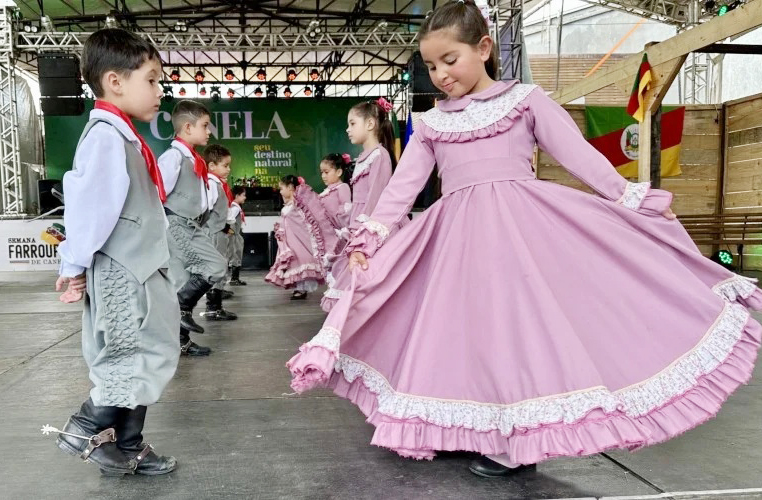 Muitas escolas estaduais mantêm viva a identidade gaúcha ao ensinar a história farroupilha e promover atividades culturais que valorizam as tradições do Rio Grande do Sul.
