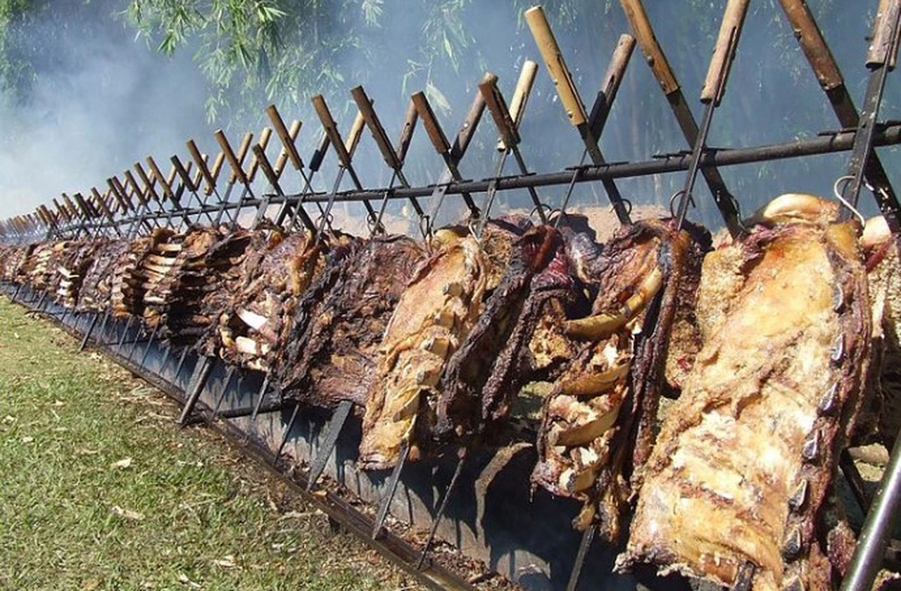 O churrasco é um dos maiores símbolos da culinária gaúcha. Preparado com cortes nobres, sal grosso e fogo de chão, vai muito além da comida: é um verdadeiro ritual de encontro e celebração.