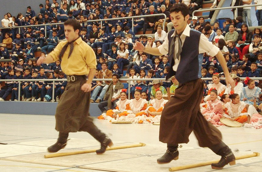 Entre as danças típicas mais conhecidas estão o vanerão, a chula e o xote. Com passos marcados e muita energia, elas animam festas e celebrações. As danças em pares são uma das marcas registradas da cultura gaúcha.