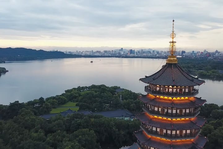 Hangzhou, onde fica o o Regent International, é a capital da província de Zhejiang, no leste da China, situada às margens do famoso Lago Oeste (West Lake), um dos cartões-postais mais visitados do país.
