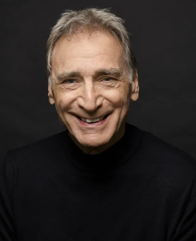 Herson Capri complementa: “Tenho experiência em casamentos longos e em divórcios, então estou vendo na peça muito do que vivi. Acho que muita gente vai se identificar, rir e se emocionar, às vezes até na mesma cena”.
