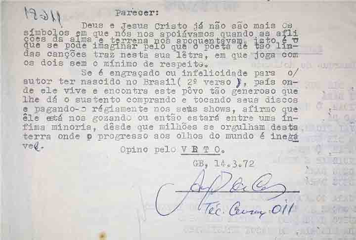 Chico foi um dos compositores mais censurados pela ditadura militar (1964 - 1985). Não foram poucas as canções que tiveram versos alterados por ordens do censores, como “Samba de Orly”, parceria com Toquinho e Vinícius de Moraes, “Partido Alto” (foto) e “Tanto Mar”, canção alusiva à Revolução dos Cravos, em Portugal. 

