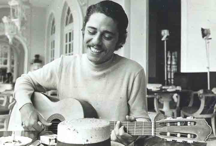 Entre as faixas do disco, havia “Acorda Amor”, parceria de um tal Julinho de Adelaíde com Leonel Paiva. Eram, na verdade, dois pseudônimos criados por Chico para tentar driblar a censura.
