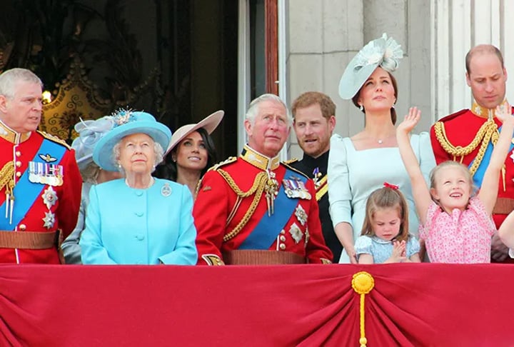 A Rainha Elizabeth usava cores vibrantes para realçar que era a pessoa mais importante do grupo. Era comum vê-la com vestidos azuis, amarelos ou rosa, sempre em tons fortes.
