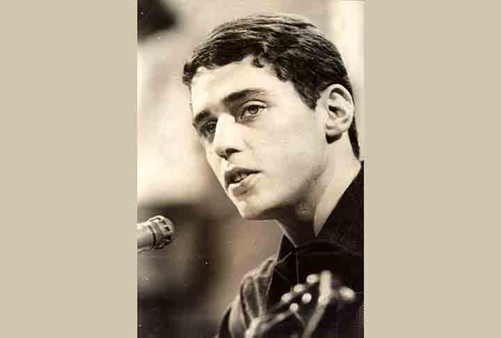 Nos anos 60, quando estudava na Faculdade de Arquitetura e Urbanismo (FAU), da USP, Chico iniciou sua carreira musical e largou o curso no terceiro ano.

