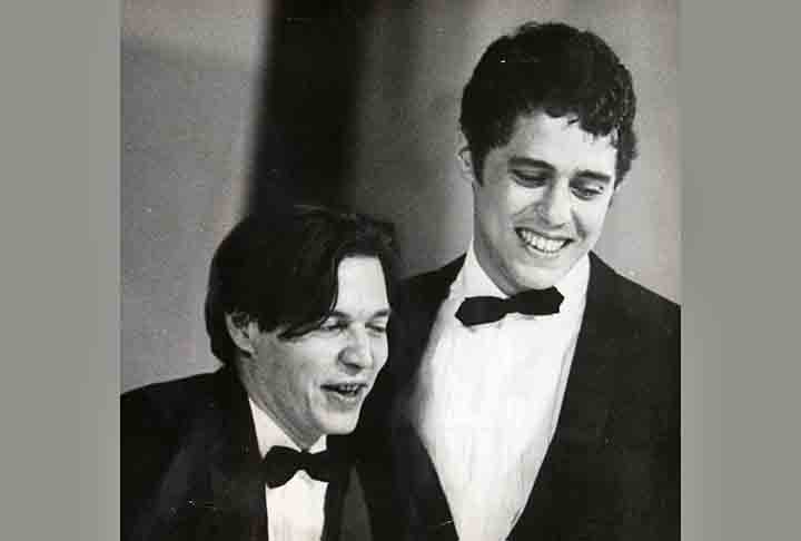 Entre os parceiros mais frequentes de Chico Buarque em canções estão Tom Jobim (o seu “maestro soberano”), Edu Lobo e Francis Himes. Ao lado de Tom, ganhou o Festival Internacional da Canção de 1968 por “Sabiá”, interpretada pelas irmãs Cynara e Cybele, do Quarteto em Cy.
