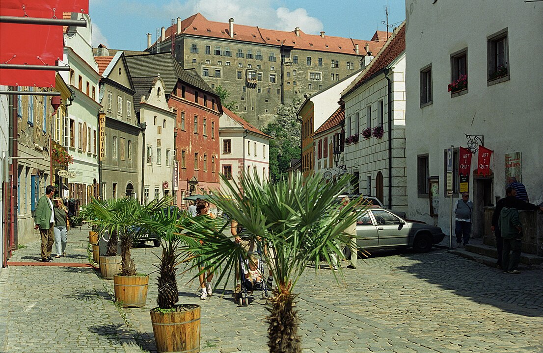 Suas ruas de paralelepípedos, pontes e praças preservam a estética original da Idade Média, tornando-a uma verdadeira cápsula do tempo.