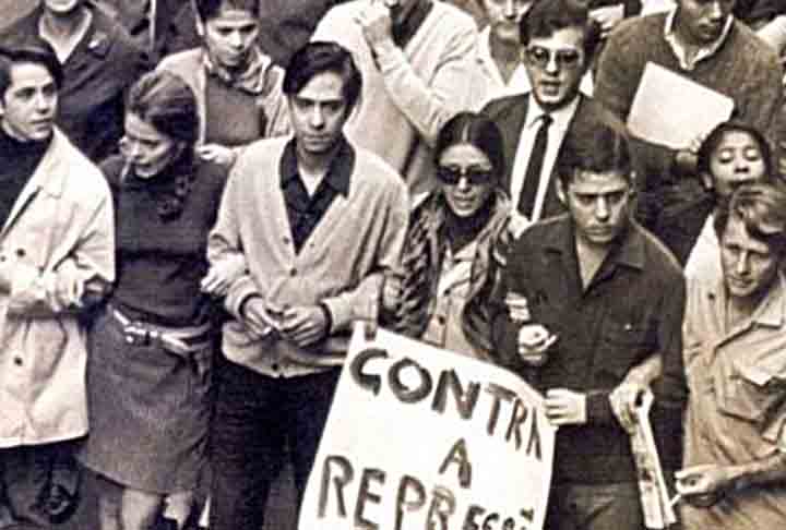 O artista esteve presente na Passeata dos Cem Mil, manifestação contra a ditadura, no Rio de Janeiro, em 26 de junho de 1968. 