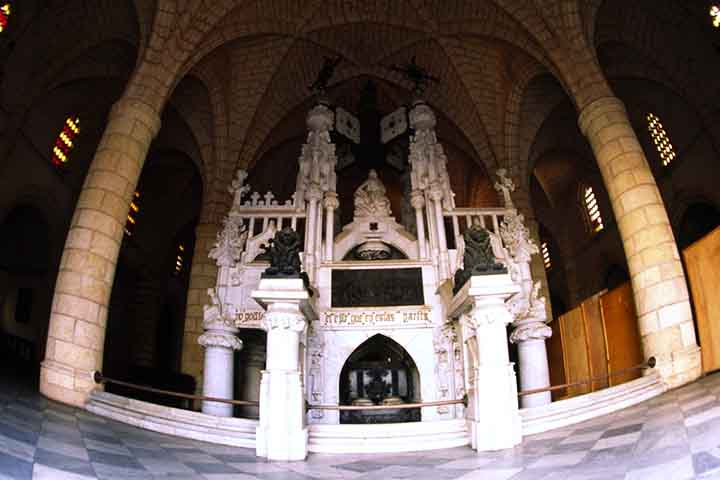 Em 1877, trabalhadores encontraram um caixão de chumbo enterrado atrás do altar na catedral de Santo Domingo, capital da República Dominicana. Ele continha uma coleção de fragmentos de ossos que o país diz pertencer a Colombo.
