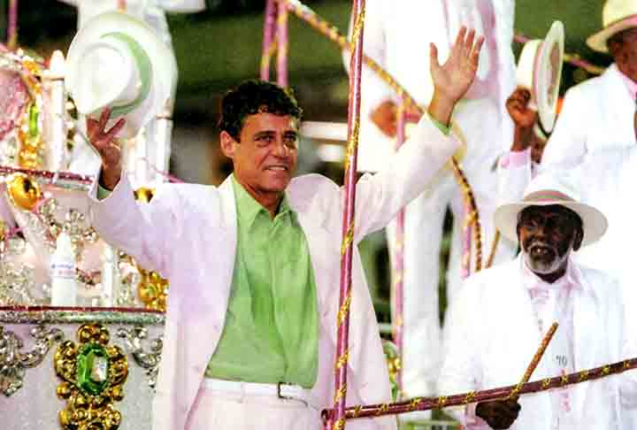 Em 1998, Chico Buarque foi tema do enredo da Mangueira, sua escola do coração, no Carnaval do Rio de Janeiro. Com “Chico Buarque da Mangueira”, a Verde-e-Rosa encerrou jejum de 11 anos e conquistou o 17º título de sua história.
