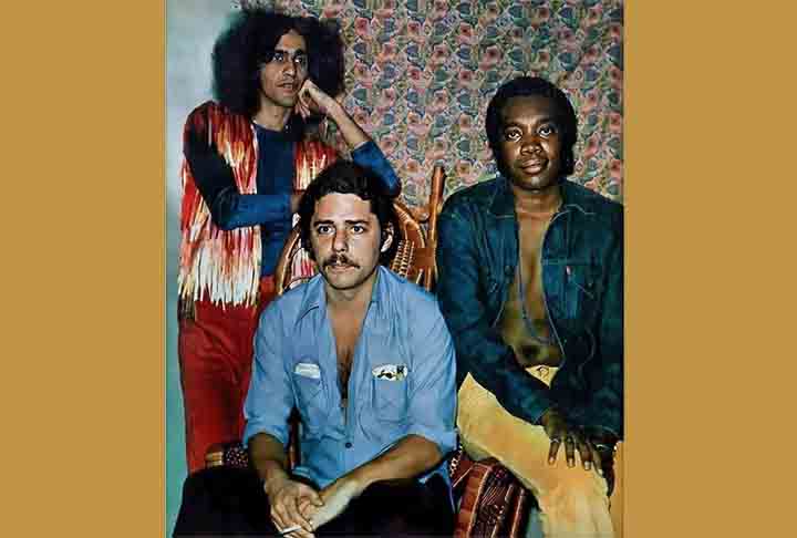 Diante do cerco às suas obras, em 1974 o artista lançou o álbum ‘Sinal Fechado”, em que interpreta canções alheias, de Tom Jobim, Caetano Veloso, Paulinho da Viola e outros emblemas da MPB.  
