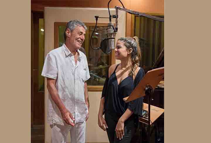 O artista tem seis netos, entre eles o músico Chico Brown e a atriz Clara Buarque (filhos de Carlinhos Brown com Helena Buarque). 
