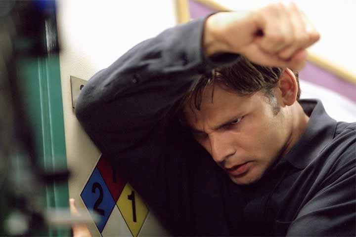 No filme, Bruce Banner , interpretado por Bana, é um cientista que teve problemas em sua infância. Na ocasião, foi adotado e passou por uma experiência traumática após a morte de seus pais.