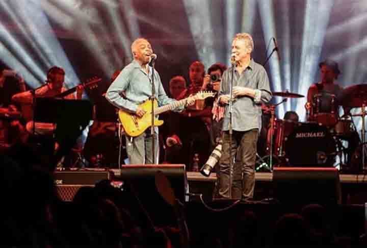 Algumas músicas de Chico, em composição solo ou parceria, se tornaram hinos contra a ditadura. Exemplos de “Cálice”, com Gilberto Gil e “Apesar de Você”. 
