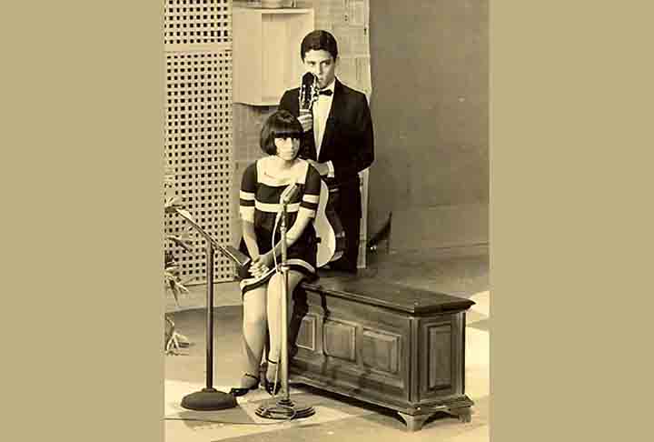 Chico Buarque começou a fazer sucesso em 1966, ao vencer o II Festival de Música da Record com a canção “A Banda”. Ele dividiu o palco com Nara Leão e o prêmio com “Disparada”, de Geraldo Vandré e Theo de Barros, interpretada por Jair Rodrigues. 
