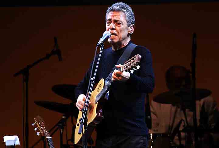 Um homem entrou com um processo judicial alegando ser filho biológico de Chico Buarque, de 81 anos. Segundo ele, sua mãe teria revelado o segredo pouco antes de morrer, mantendo-o em silêncio por décadas por medo.