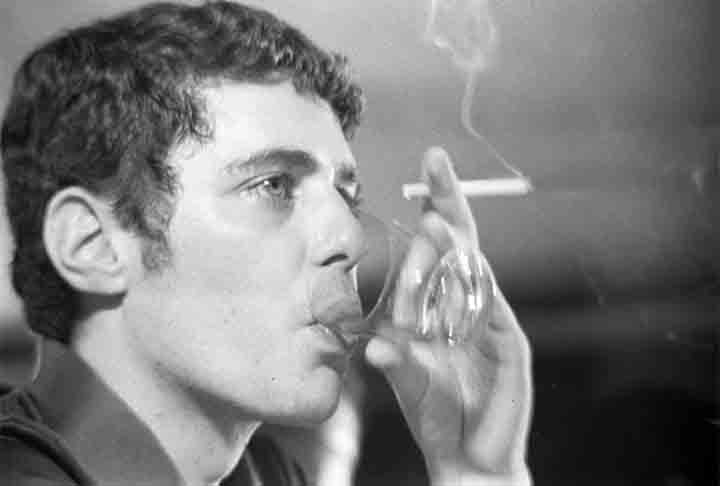 Na infância, Chico morou com a família em São Paulo e na Itália - país em que iria se exilar anos mais tarde, entre 1969 a 1970, após o recrudescimento da ditadura militar com a edição do AI-5 no fim de 1968.
