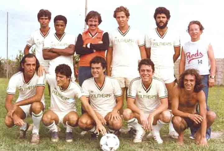 O compositor tem um campo no Recreio dos Bandeirantes, na zona oeste do Rio de Janeiro, onde está sediado o Polytheama, time que fundou e conta com uniforme e até hino. No local, ele promove partidas com amigos.
