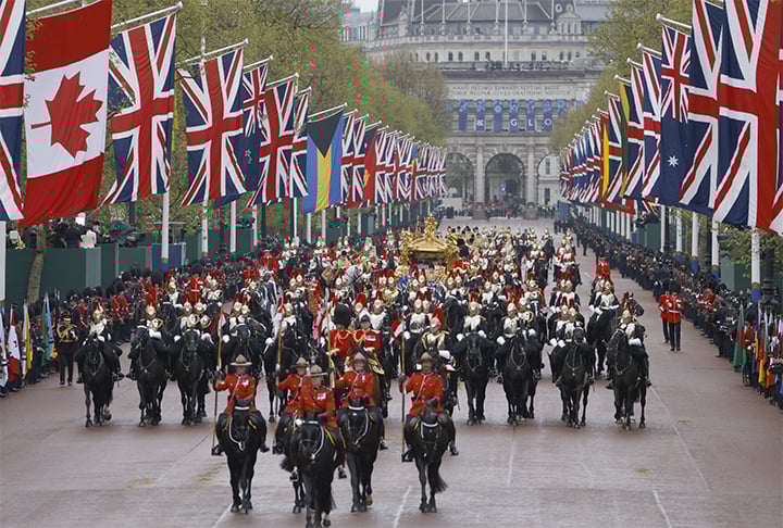 Os membros da Realeza não podem fazer selfies nem dar autógrafos. Eles costumam acenar para o público e até falam com as pessoas. Mas não podem posar para fotos nem escrever nada. 
