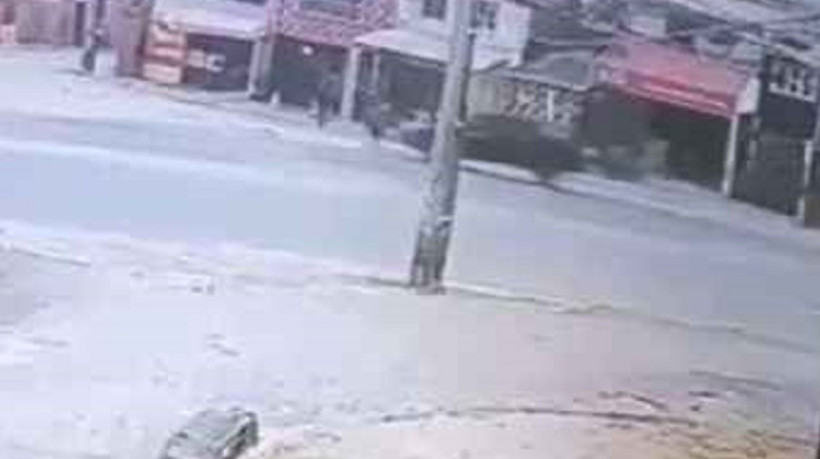 Câmeras de vigilância flagraram o momento em que Raimundo Gomes Pluma, de 67 anos, foi atropelado e morto na Via Expressa, em Fortaleza