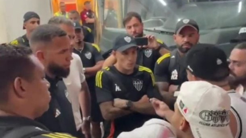 Atlético não vence há sete jogos, e torcedores conversam com Arana, Everson e Victor; veja o teor do bate-papo